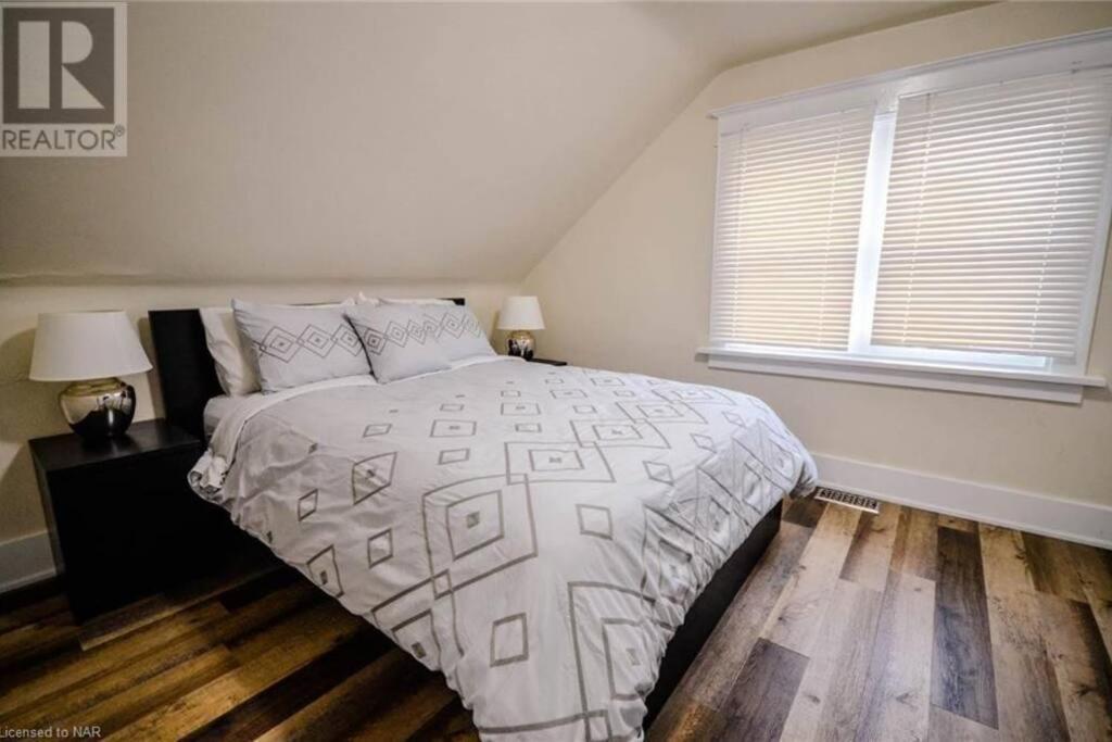Cozy 3 Bedroom Downtown Cottage With Complimentary Breakfast Delivered Daily To The Rental Niagara Falls Exterior photo