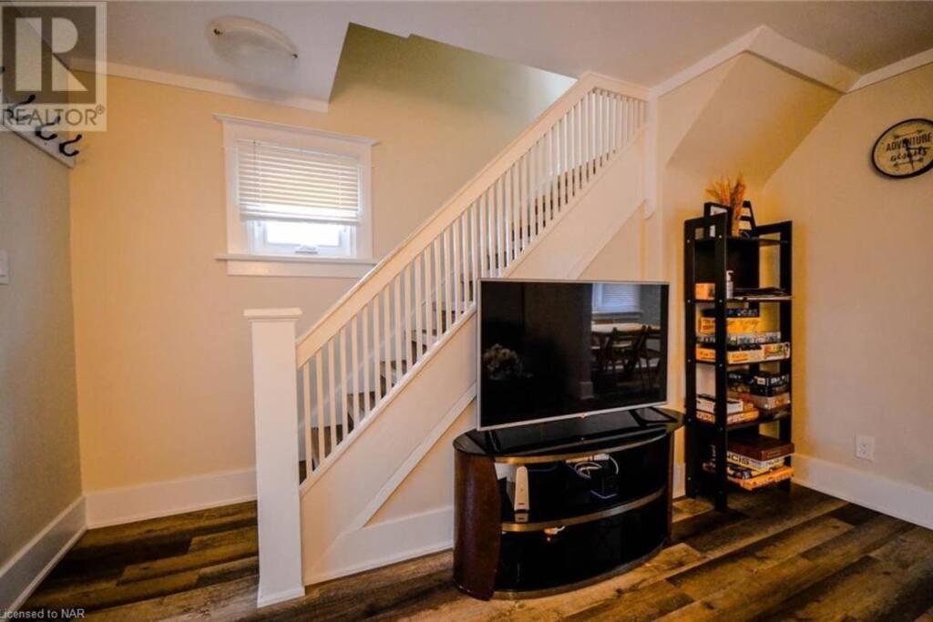 Cozy 3 Bedroom Downtown Cottage With Complimentary Breakfast Delivered Daily To The Rental Niagara Falls Exterior photo