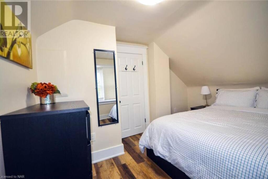 Cozy 3 Bedroom Downtown Cottage With Complimentary Breakfast Delivered Daily To The Rental Niagara Falls Exterior photo