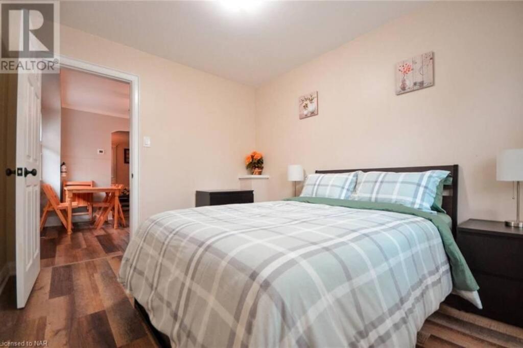 Cozy 3 Bedroom Downtown Cottage With Complimentary Breakfast Delivered Daily To The Rental Niagara Falls Exterior photo